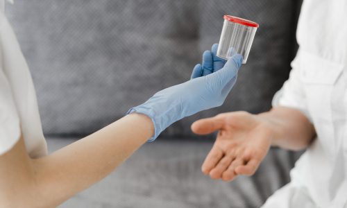 medico-de-primer-plano-con-contenedor